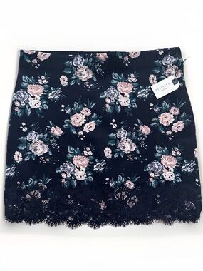 Forever 21 Black and Cream Floral Print Vintage Mini Skirt with Lace-Size S